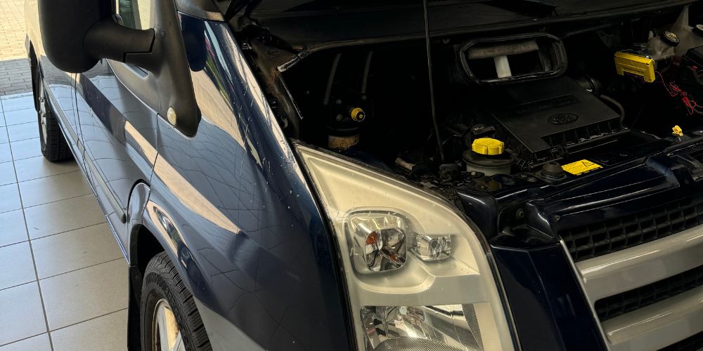 Caravan mit offener Motorhaube